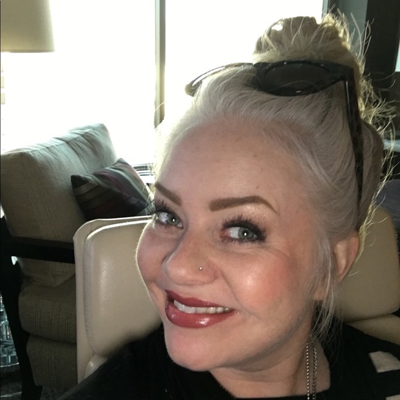 Meet your Posher, Amanda - Picture 1 of 1